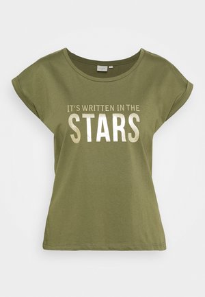 Oliwkowo-zielona koszulka z krótkim rękawem, z podwiniętymi mankietami i srebrnym napisem "TO JEST NAPISANE W GWIAZDACH" na przodzie.