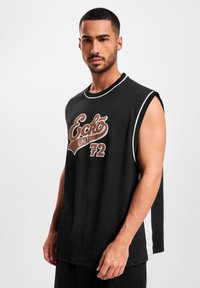 T-shirt sans manches noir avec bord blanc affichant un logo graphique marron "Ecko UNLTD. 72" sur le devant ; fabriqué en tissu léger.