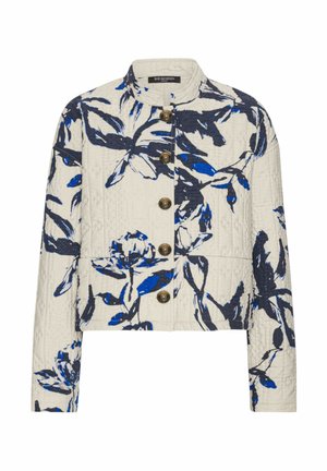 Chaqueta acolchada en color blanco roto con patrones florales azules y oscuros, con cuello redondo y cuatro botones de latón en el frente.