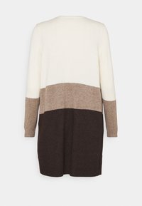 Pitkä neulottu neuletakki, jossa on kolmisävyinen muotoilu: kerma, beige ja tumma ruskea. Pehmeä rakenne, pitkät hihat ja suora helma.