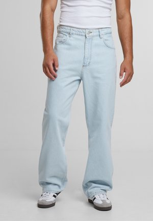 Hellblaue Jeans aus Denim mit lockerem Schnitt, fünf Taschen, Gürtelschlaufen und Knopfverschluss. Weiche Textur mit sichtbaren Nähdetails.