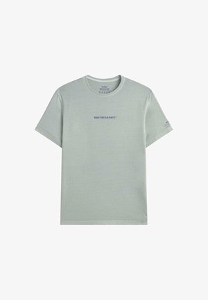 Camiseta de algodón verde claro con cuello redondo, mangas cortas y texto impreso "PORQUE NO HAY UN PLANETA B" en navy en la parte frontal.