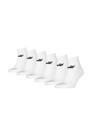 Weiße Knöchelsocken im Sechserpack mit verstärktem Bündchen und Ferse sowie einem schwarzen Logodetail. Glatte Textur, aus Baumwollmischung.