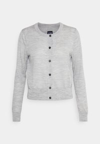 Cardigan femme à manches longues gris clair avec un col rond et six boutons noirs sur le devant.