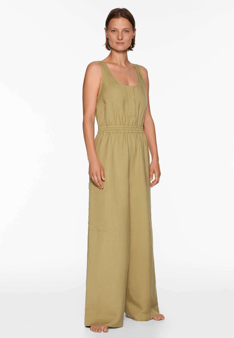 Olivegrüner, ärmelloser Jumpsuit mit tailliertem Schnitt und weitem Bein, aus strukturiertem Stoff mit Fronttaschen und rundem Ausschnitt.