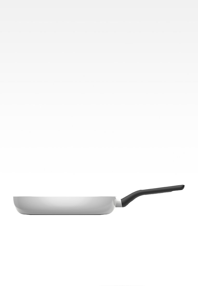 Sartén de aluminio con superficie antiadherente, base plana, bordes curvados y un mango ergonómico negro. Diseño elegante, color plateado.