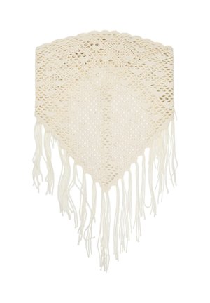 Şal triunghiular croşetat de culoare crem, cu model de tricotaj deschis şi franjuri lungi atârnând de margini.
