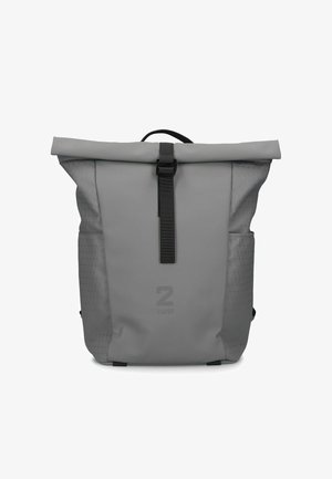 Sac à dos gris à rabat, fabriqué en matériau imperméable. Caractéristiques : sangle noire avec boucle, motif géométrique sur les côtés et logo à l'avant.