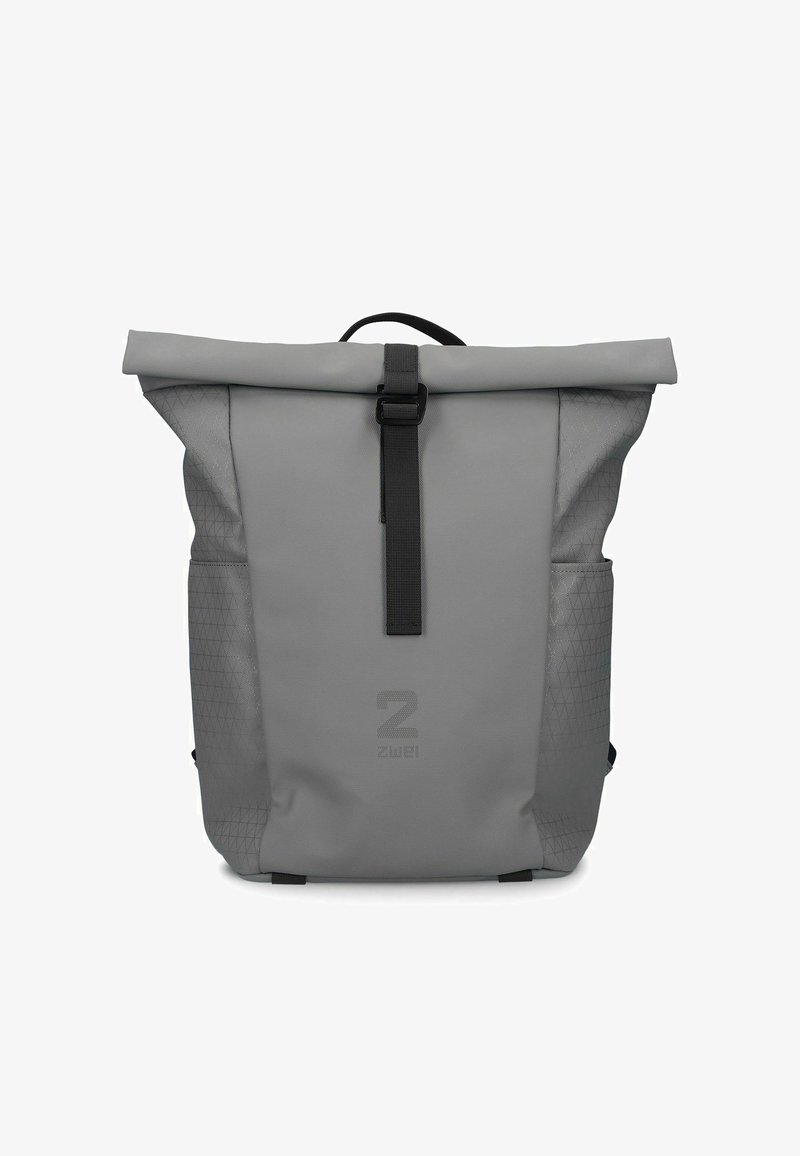 Zaino grigio a rotolo realizzato in materiale impermeabile. Presenta una fascia nera con fibbia, un motivo geometrico sui lati e un logo sulla parte anteriore.