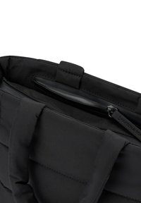 Bolsa de tote acolchada negra con dos asas resistentes y un cierre superior con cremallera. El interior cuenta con un bolsillo con cremallera y un elegante hardware negro.