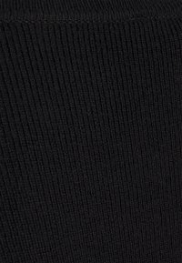 Tessuto nero a costine con linee verticali, texture morbida e finitura liscia. Adatto per una varietà di applicazioni tessili.