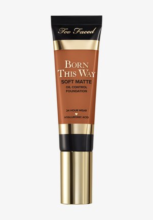 Too Faced Born This Way Soft Matte oliecontrole foundation tube met gouden en zwarte dop, 24 uur houdbaar en met hyaluronzuur.
