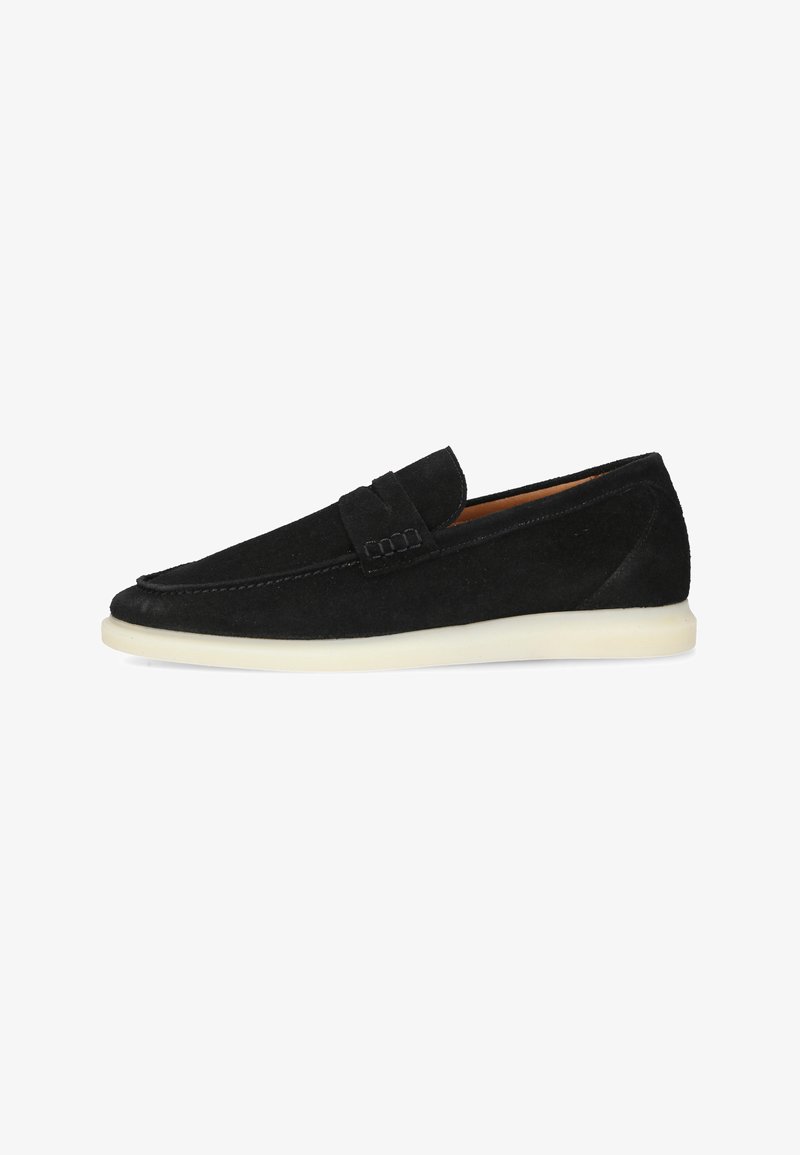Mocassin en daim noir avec semelle en caoutchouc blanche et surpiqûres mocassin, vue de profil latéral sur fond blanc.