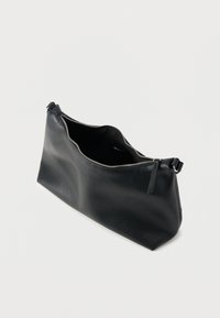 Μαύρο δερμάτινο τσαντάκι φάκελος με φερμουάρ, με υφή και κοντό λουράκι, σε απλό λευκό φόντο.