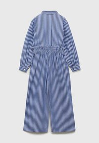 Blå- och vitrandig jumpsuit med långa ärmar, elastisk midja och knäppta manschetter, tillverkad av lätt tyg.