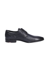 Chaussure habillée en cuir noir avec un bout pointu, peu de couture et un petit talon empilé. Lacets à l'avant, texture lisse et accents subtils.
