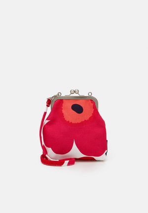 Petit porte-monnaie en tissu rouge avec grand motif de fleur de pavot et fermeture à fermoir métallique, bracelet de poignet attaché.