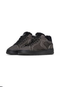 Sneakers bassa in suede grigio con suola in gomma nera, dotate di un colletto furry, lacci neri e dettagli di cucitura a contrasto.