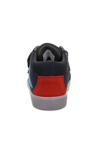 Námořnické modré tenisky s červenou semišovou patou a světle modrými bočními akcenty. Vyznačují se texturovanou tkaninou a gumovou podešví, navržené pro pohodlí.