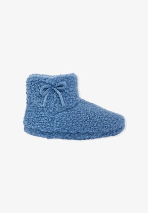 Chausson en tricot bleu avec un motif texturé et un petit nœud sur le côté, conçu pour le confort et la chaleur à l'intérieur.