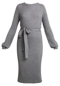 Robe en maille côtelée grise avec un col rond, des manches longues et une ceinture nouée à la taille. Texture douce avec une silhouette près du corps.