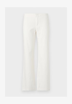 Λευκό παντελόνι με ίσια γραμμή και μέση μεσαίου ύψους, κλείνει με κουμπί μπροστά, απλωμένο επίπεδα σε ανοιχτό φόντο.
