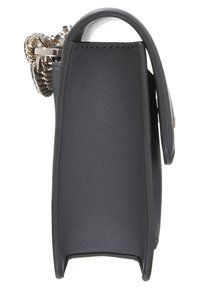 Czarna skórzana torebka o sztywnym kształcie, z teksturowanym wykończeniem, krótkim uchwytem i metalicznymi akcentami na uchwycie.