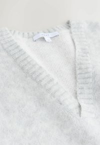 Lysegrå sweater med V-hals og ribbet halskant. Blødt, tekstureret stof med et diskret mønster, mærket med "NEXT".
