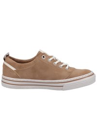Sneaker in suede beige con lacci bianchi, suola in gomma bianca e dettaglio a contrasto sul tallone. Presenta un marchio in rilievo sulla suola.