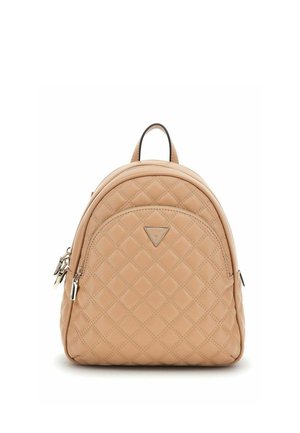 Sac à dos en cuir matelassé beige avec poche avant zippée et tirettes de fermeture éclair argentées, doté d'une petite plaque logo métallique triangulaire.