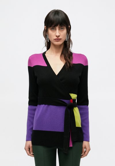 Wickelcardigan in Schwarz mit lila, rosa und grünen Streifen; verfügt über einen tiefen V-Ausschnitt und einen gebundenen Taillengürtel. Weiches Strickmaterial.