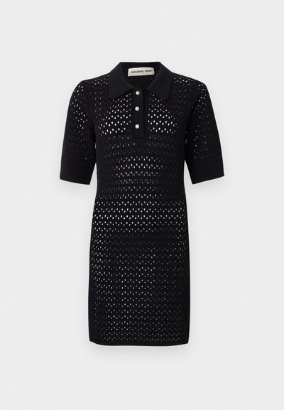 Strick-Polo-Kleid in Schwarz mit kurzen Ärmeln, versehen mit einem strukturierten offenen Netzmuster und drei perlenartigen Knöpfen an der Knopfleiste.