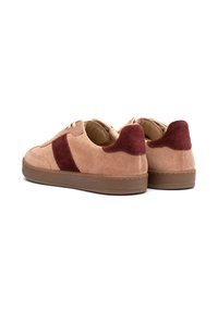 Sneakers in suede di un beige chiaro con un design a strisce color bordeaux. Presentano una superficie testurizzata, una suola in gomma marrone e passanti dorati.