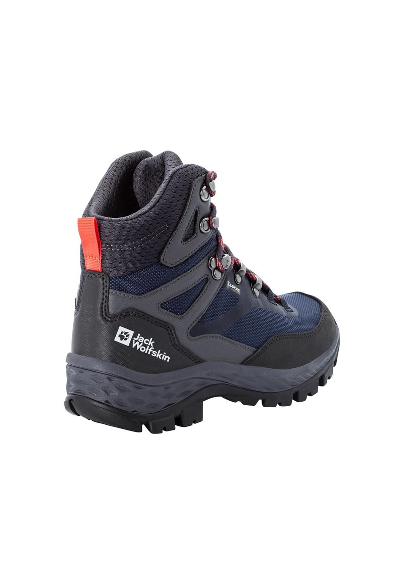 Wysokie buty trekkingowe w navy i czarnym kolorze, wykonane z siateczki i materiałów syntetycznych, z czerwonymi akcentami, wielokierunkowym bieżnikiem oraz detalem z brandingiem.