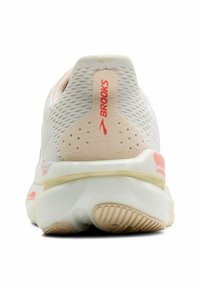 Scarpa da corsa Brooks con tomaia in mesh bianco, dettagli rosa e suola in gomma. Presenta un tallone imbottito e un design ventilato per la traspirabilità.