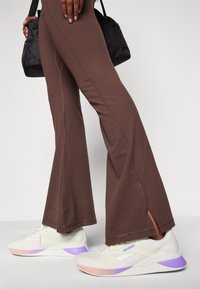 Sweaty Betty SUPER SOFT FLARE YOGA TROUSERS - Donji dijelovi trenirke - cacao brown