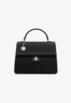 Sac à main en cuir noir avec une forme structurée, anses supérieures, quincaillerie dorée, un pendentif amovible et des détails cousus sur le rabat.