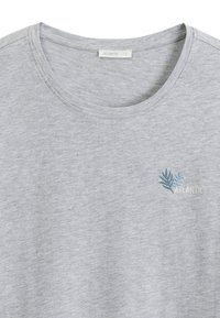 Szara bawełniana koszulka z okrągłym dekoltem i krótkimi rękawami. Posiada jasnoniebieskie haftowane liście oraz nazwę marki "ATLANTIC" na dole.