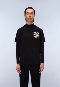 Sort t-shirt med korte ærmer og grafisk tryk på brystet, lavet af bomuld med en glat tekstur. Rund hals.