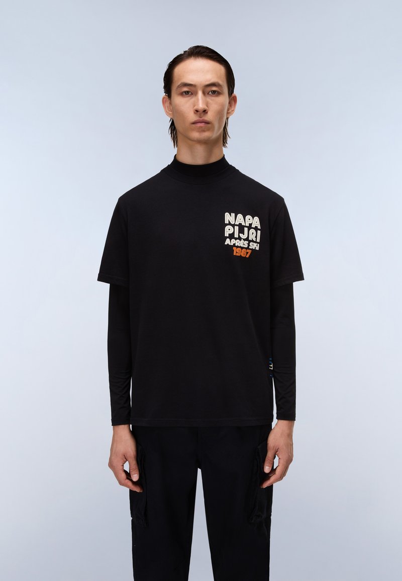 Sort t-shirt med korte ærmer og grafisk tryk på brystet, lavet af bomuld med en glat tekstur. Rund hals.