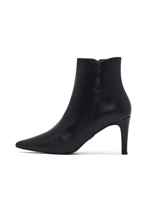 Stivaletto in pelle nera con punta appuntita e tacco alto e sottile, chiusura laterale con cerniera, mostrato dal lato esterno su sfondo bianco.