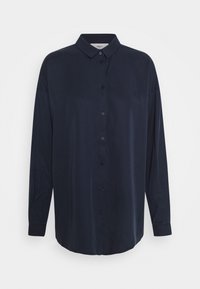 Námořnická modrá pánská košile s dlouhým rukávem, knoflíkovým zapínáním, límečkem a hladkým, lesklým povrchem. Má rovný střih a subtilní lesk.