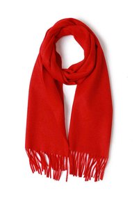 Foulard rosso realizzato in tessuto morbido, con bordi frangiati. Il foulard è leggero e ha una texture liscia, elegantemente drappeggiato in un anello.