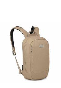 Sac à dos Osprey en tissu beige, avec un design élégant, des bretelles rembourrées et une petite poche avant avec un détail de fermeture éclair.