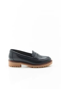 Mocassino in pelle nera con punta arrotondata, colletto imbottito e dettagli a striscia testurizzati. Presenta una suola in gomma spessa, color cuoio, con battistrada.
