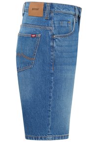 Niebieskie dżinsowe szorty o prostym kroju, z pomarańczowymi przeszyciami, skórzaną metką na pasie oraz charakterystycznym wzorem tylnej kieszeni.