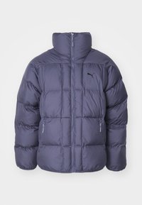 Giacca a vento in grigio scuro, con colletto alto, chiusura zip frontale e due tasche laterali. Il tessuto è trapuntato con una superficie liscia e un accento con logo.