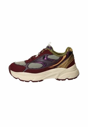 Stevige sneaker met bordeaux suède, paarse en gouden accenten, beige meshpanelen, olijfgroene binnenvoering en dikke off-white zool.
