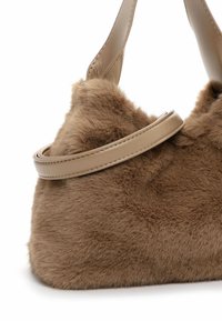 Borsa in finta pelliccia marrone con una tracolla in finta pelle color sabbia liscia. Presenta un design arrotondato e una consistenza morbida, enfatizzando calore e comfort.