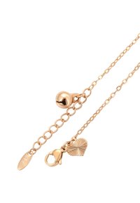 Guldtonad halsband med länkdesign, utrustad med en klockaccent, en snäcka charm och en spänne för säker stängning.